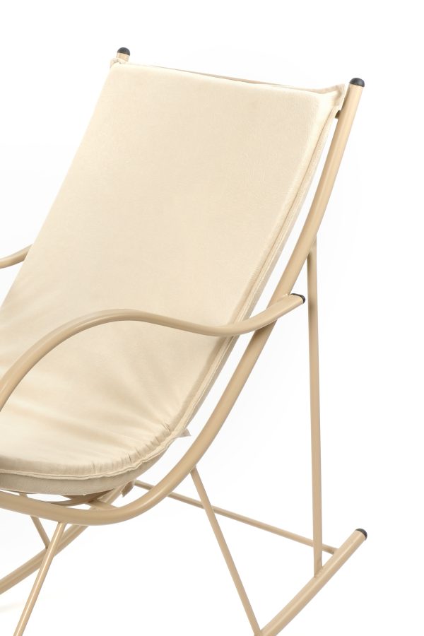 une chaise berçante Vira en beige clair