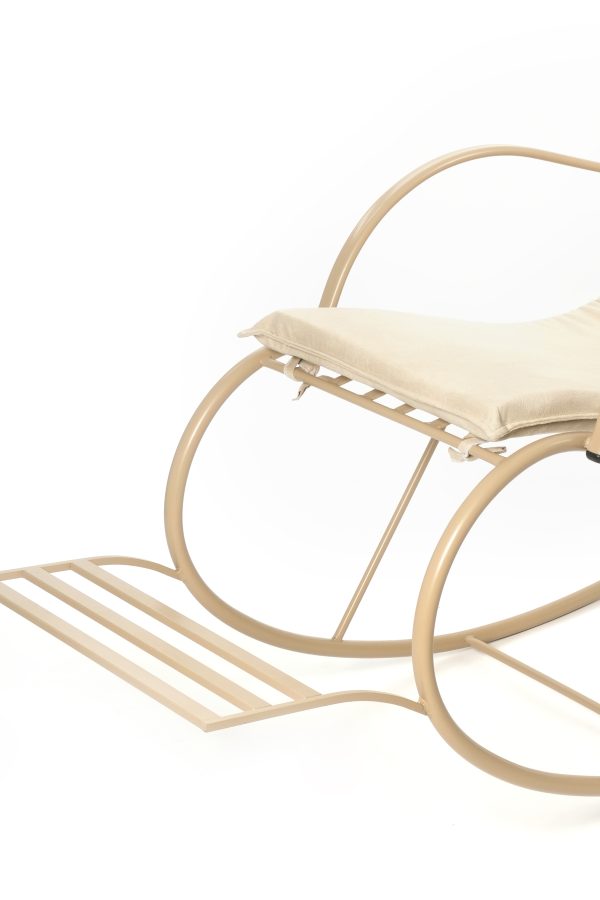 une chaise berçante Vira en beige clair