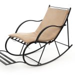 une chaise berçante Vira en marron