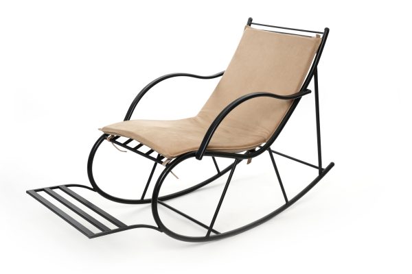 une chaise berçante Vira en marron