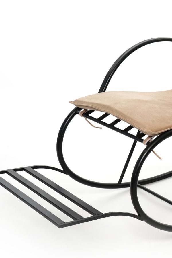 une chaise berçante Vira en marron